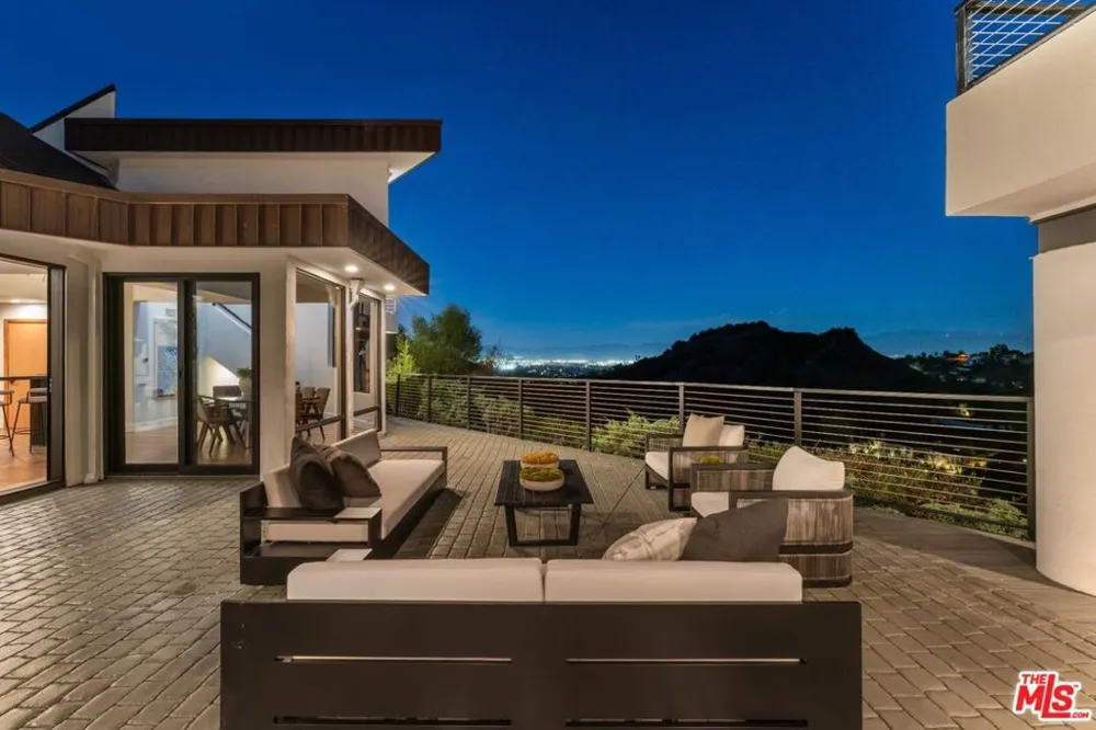 3372 Longridge Terrace Sherman Oaks, CA 91423