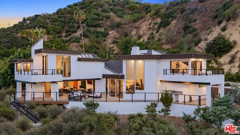 3372 Longridge Terrace Sherman Oaks, CA 91423