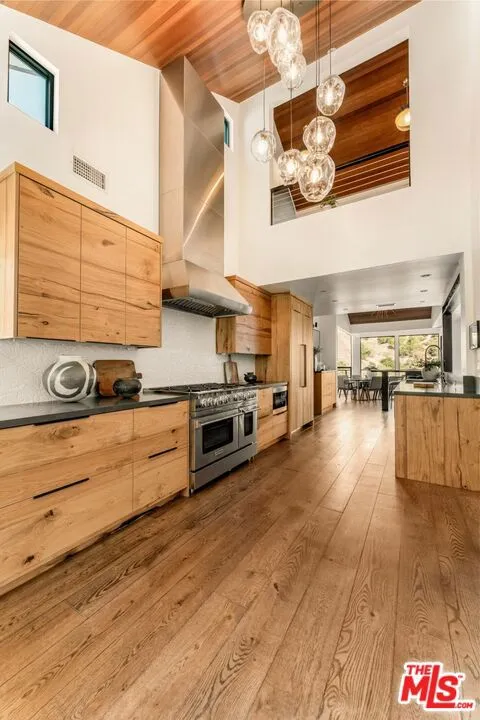3372 Longridge Terrace Sherman Oaks, CA 91423
