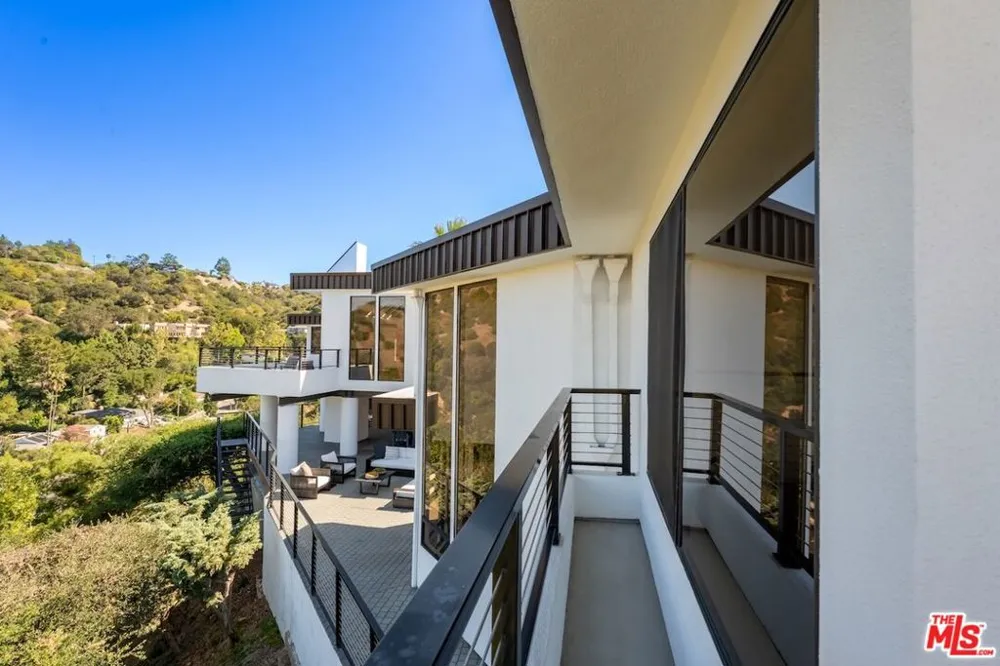 3372 Longridge Terrace Sherman Oaks, CA 91423