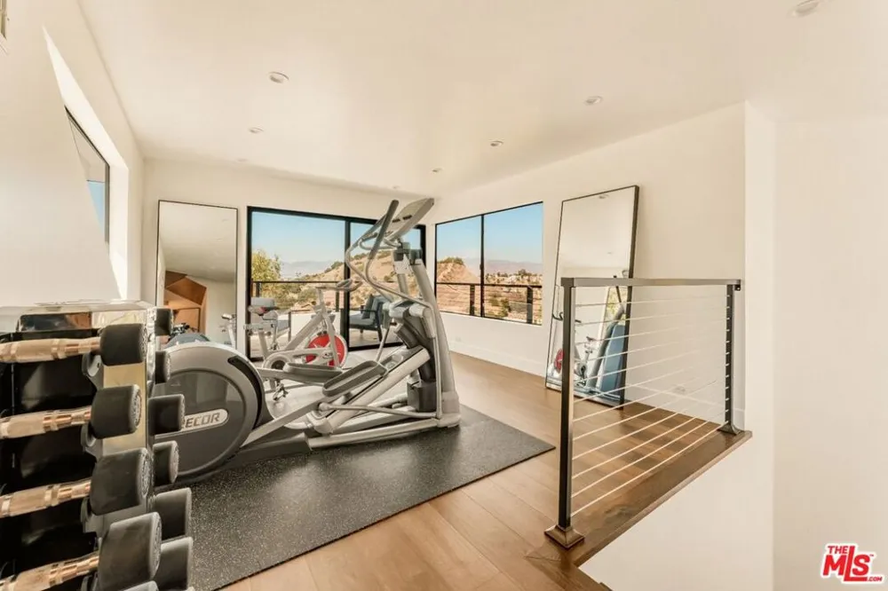 3372 Longridge Terrace Sherman Oaks, CA 91423