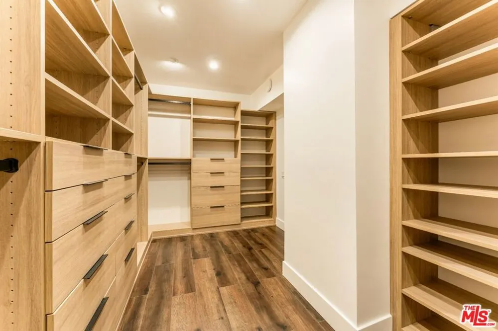 3372 Longridge Terrace Sherman Oaks, CA 91423