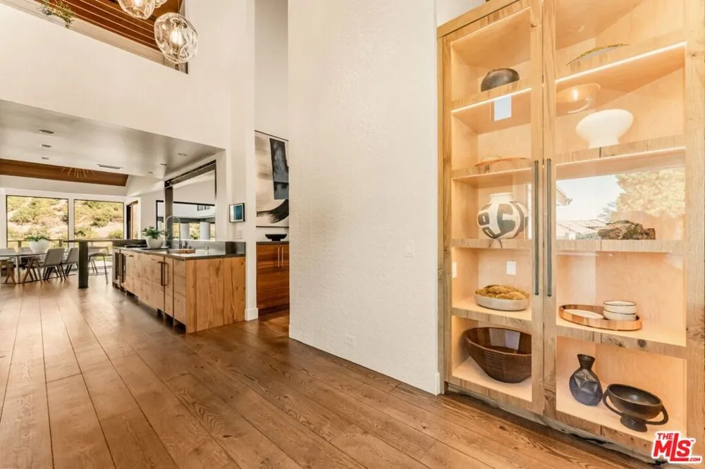 3372 Longridge Terrace Sherman Oaks, CA 91423