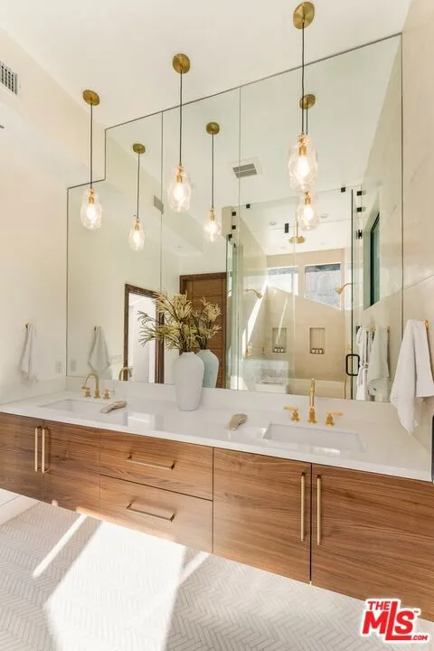 3372 Longridge Terrace Sherman Oaks, CA 91423