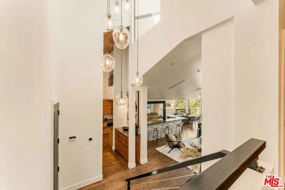 3372 Longridge Terrace Sherman Oaks, CA 91423