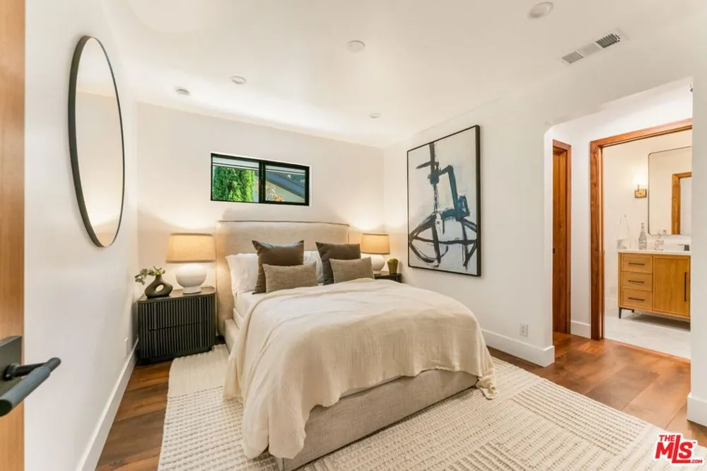 3372 Longridge Terrace Sherman Oaks, CA 91423