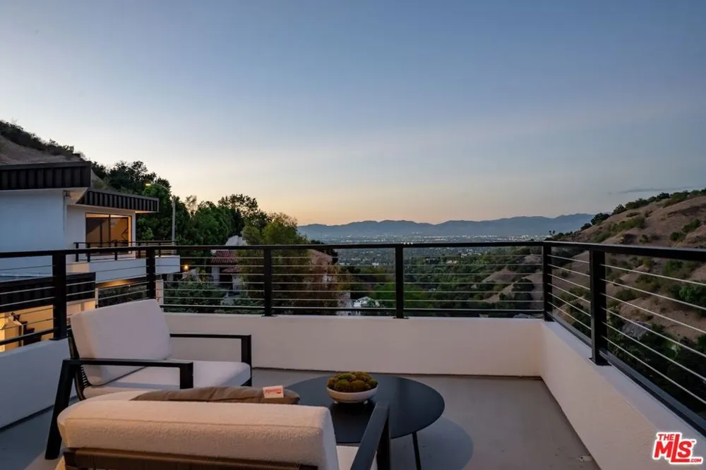 3372 Longridge Terrace Sherman Oaks, CA 91423