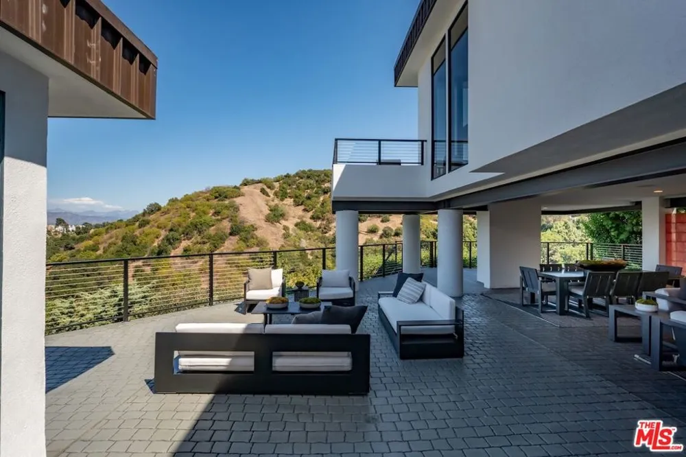 3372 Longridge Terrace Sherman Oaks, CA 91423