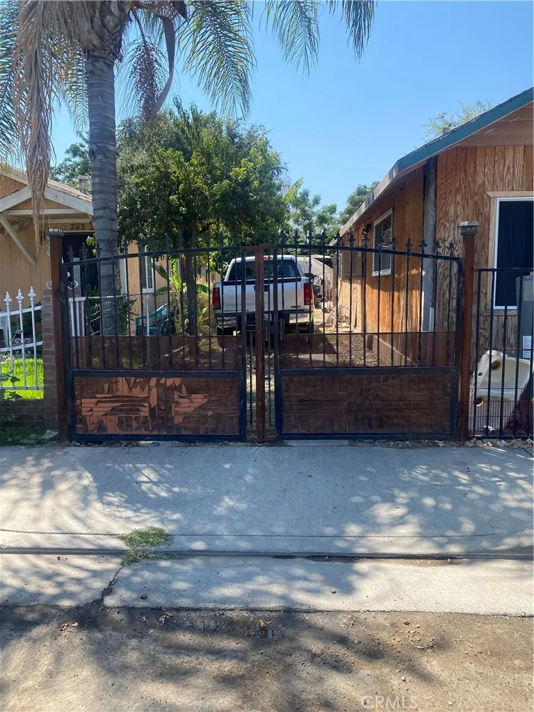 207 W River Ave Porterville, CA 93257