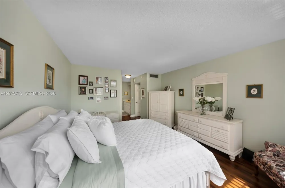 150 Ocean Lane Dr #2H Key Biscayne, FL 33149