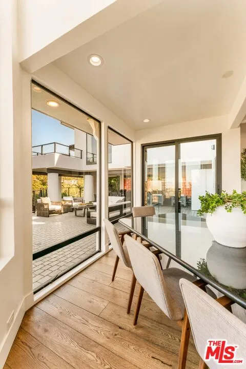 3372 Longridge Terrace Sherman Oaks, CA 91423