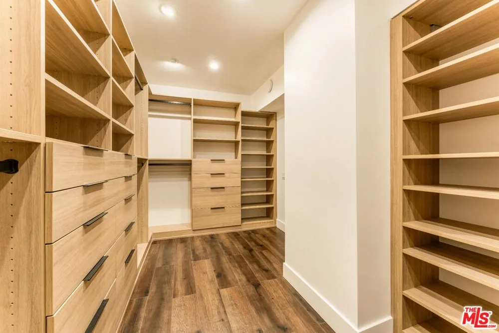 3372 Longridge Terrace Sherman Oaks, CA 91423