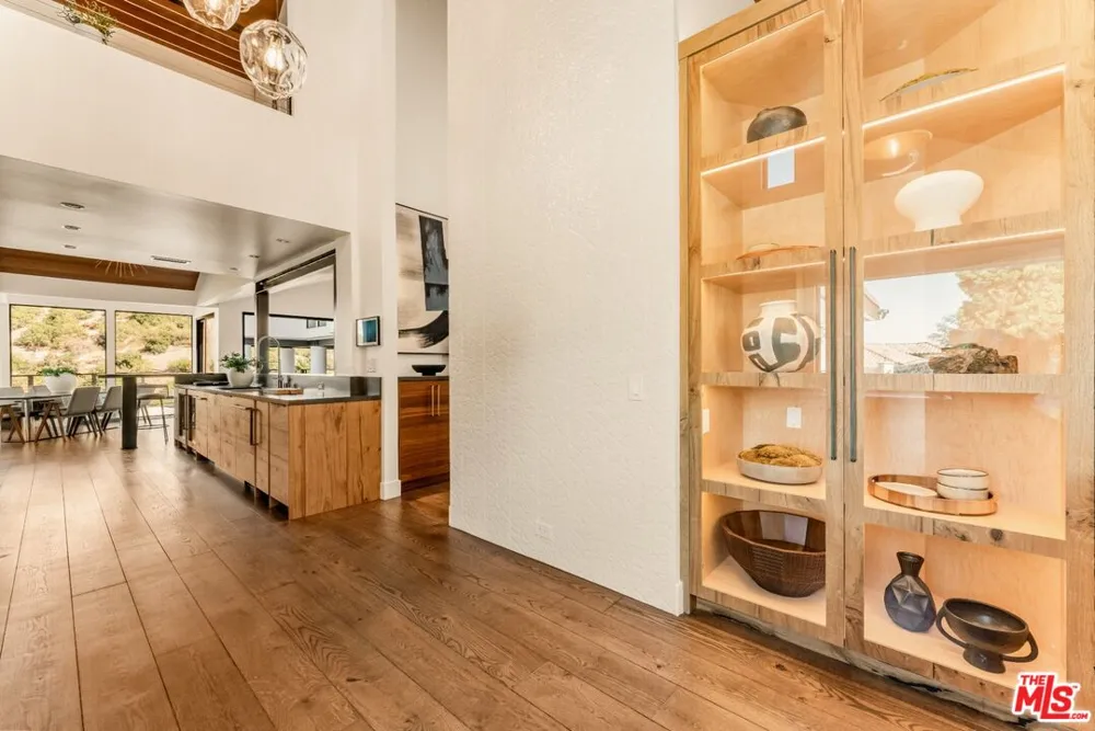 3372 Longridge Terrace Sherman Oaks, CA 91423