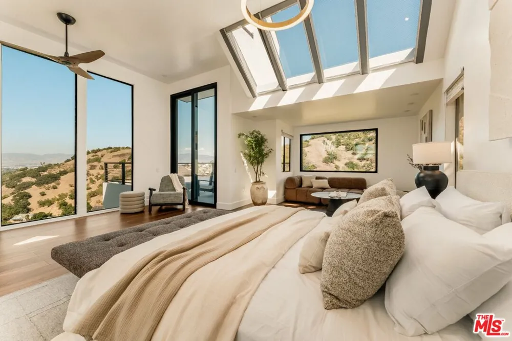 3372 Longridge Terrace Sherman Oaks, CA 91423