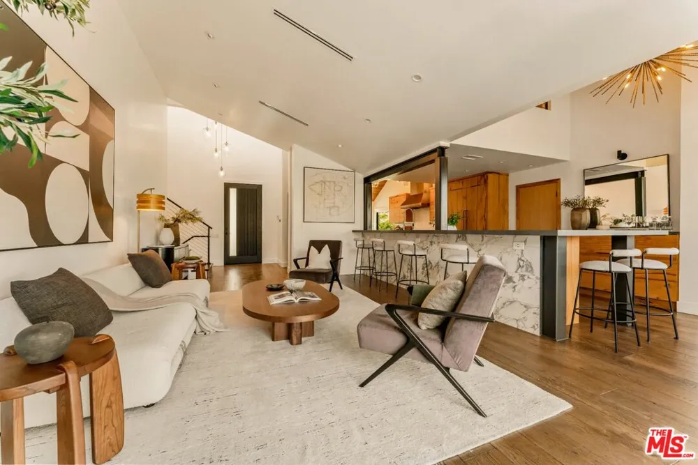 3372 Longridge Terrace Sherman Oaks, CA 91423