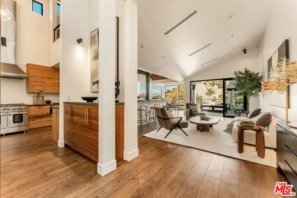3372 Longridge Terrace Sherman Oaks, CA 91423