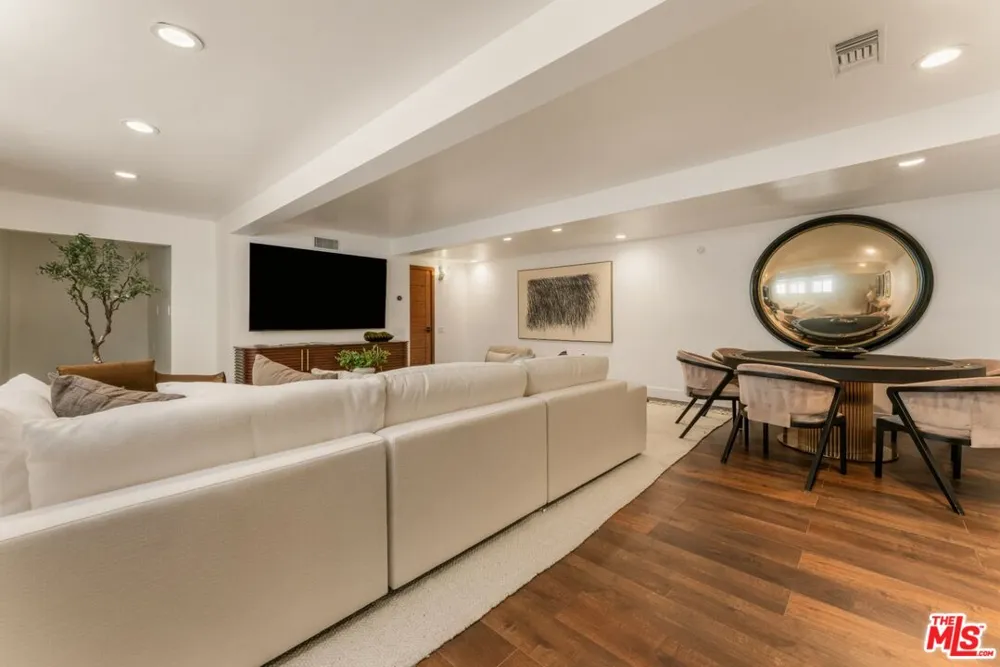 3372 Longridge Terrace Sherman Oaks, CA 91423