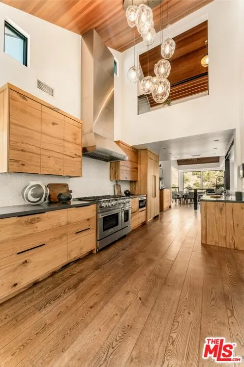 3372 Longridge Terrace Sherman Oaks, CA 91423