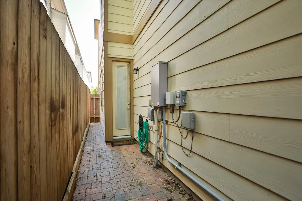 1610 Knox Street #B Hockley, TX 77007