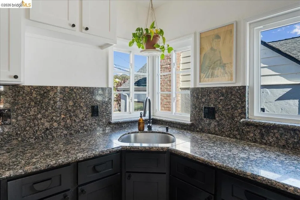 5327 Brann St Oakland, CA 94619