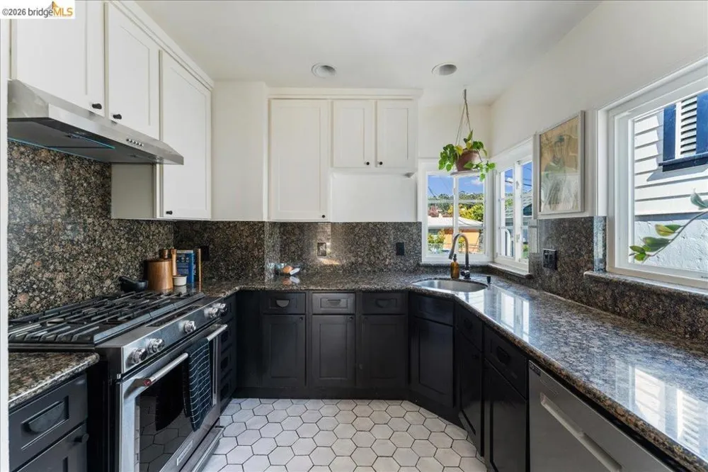 5327 Brann St Oakland, CA 94619