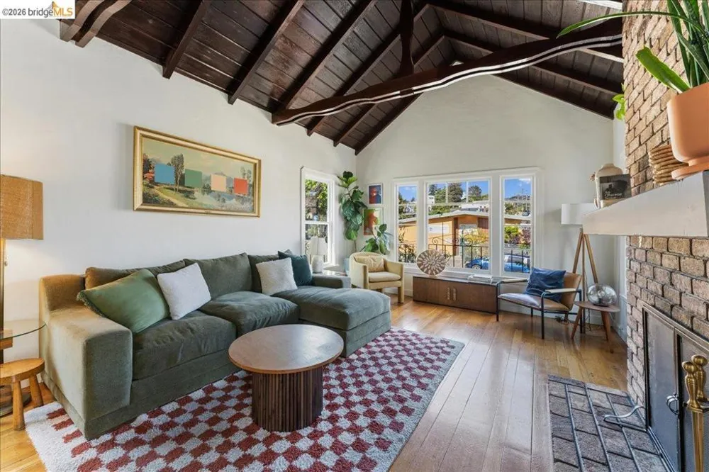 5327 Brann St Oakland, CA 94619
