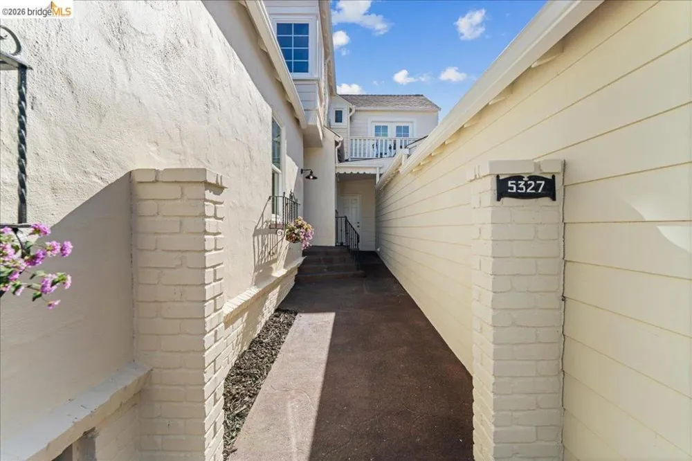 5327 Brann St Oakland, CA 94619