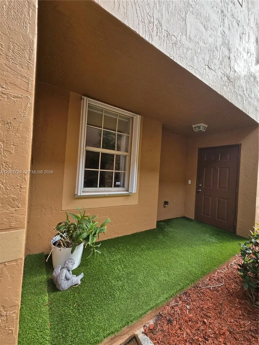 1303 Presidio Dr #6-41 Weston, FL 33327