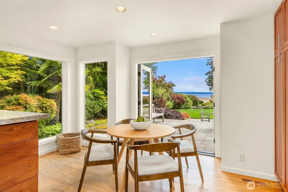 10017 Edgecombe Place NE Bainbridge Island, WA 98110