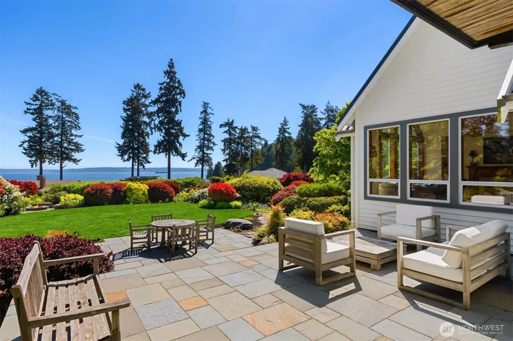 10017 Edgecombe Place NE Bainbridge Island, WA 98110