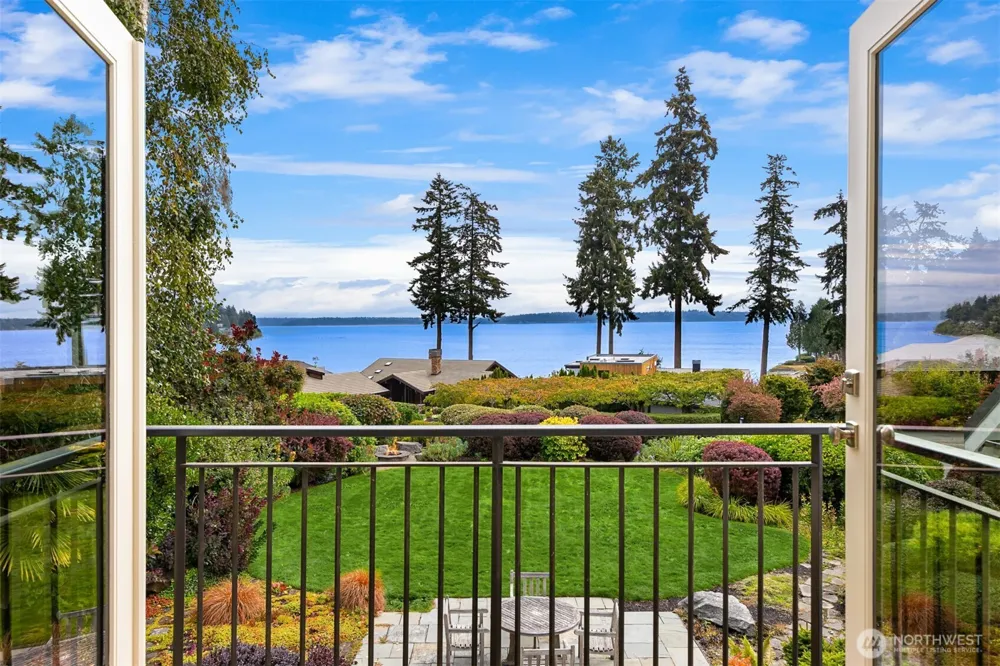 10017 Edgecombe Place NE Bainbridge Island, WA 98110