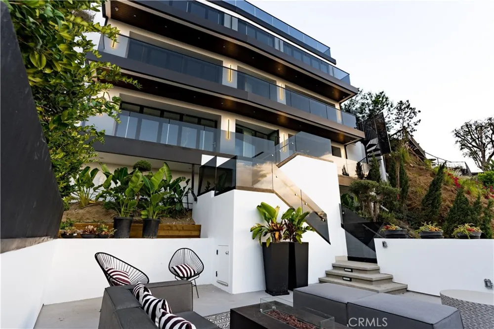 8148 Gould Avenue Hollywood Hills, CA 90046