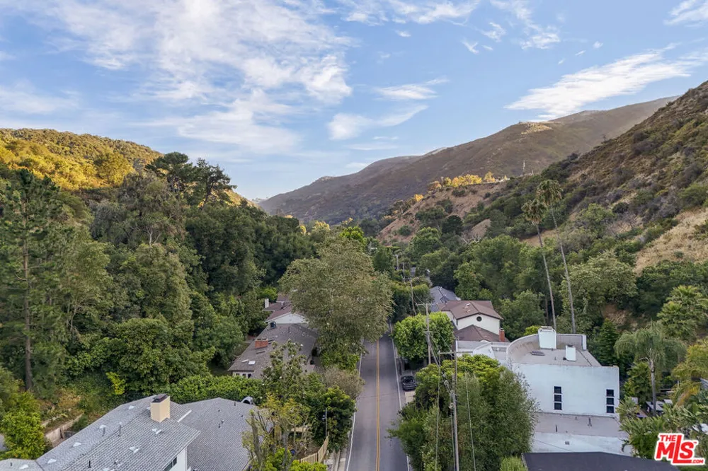 3452 Mandeville Canyon Road Los Angeles, CA 90049