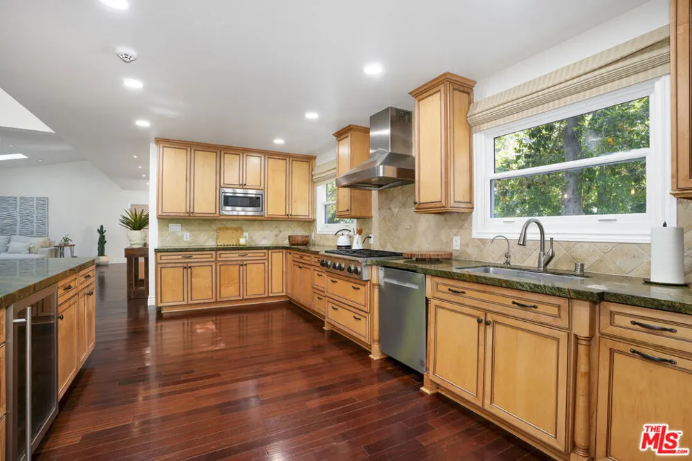 3452 Mandeville Canyon Road Los Angeles, CA 90049