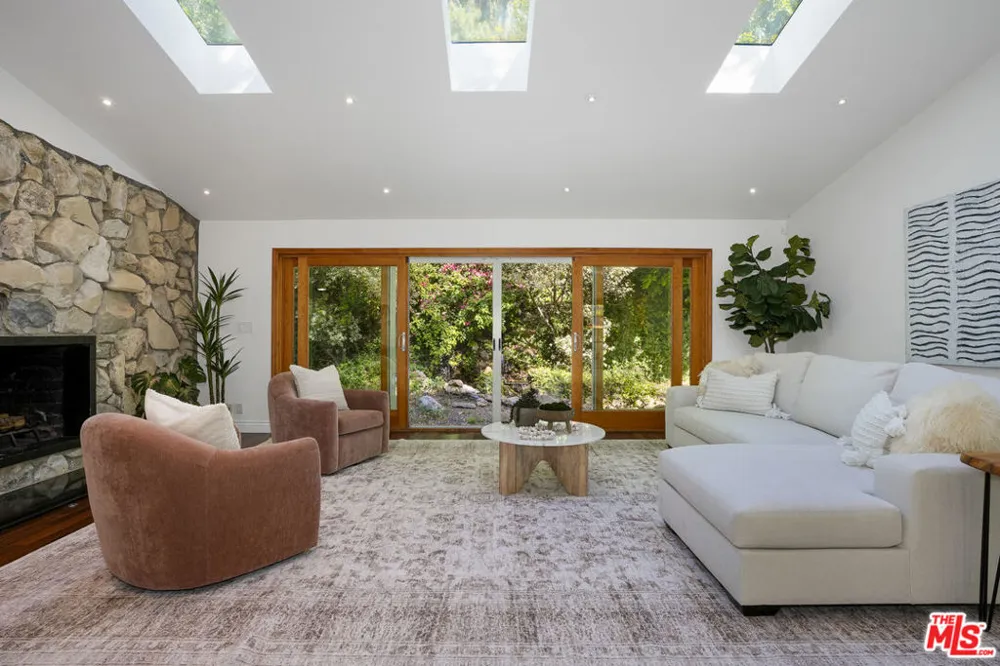 3452 Mandeville Canyon Road Los Angeles, CA 90049