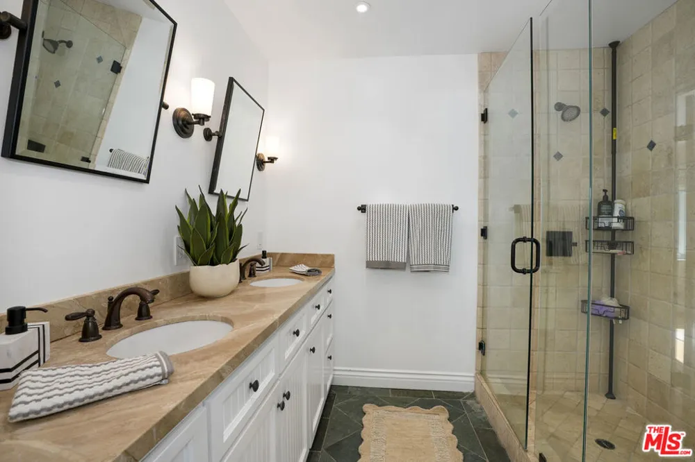 3452 Mandeville Canyon Road Los Angeles, CA 90049