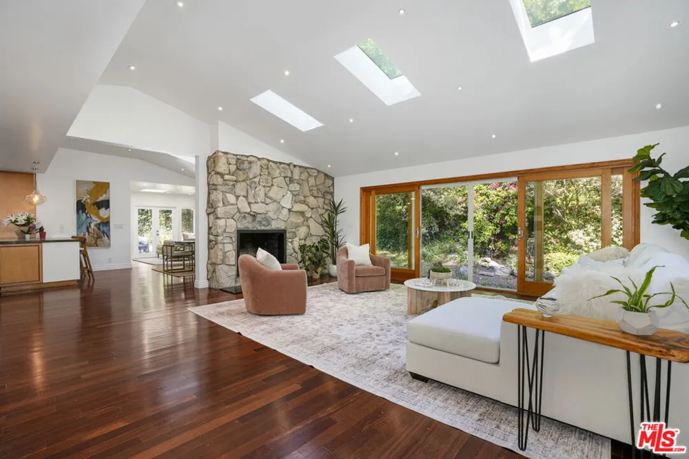 3452 Mandeville Canyon Road Los Angeles, CA 90049