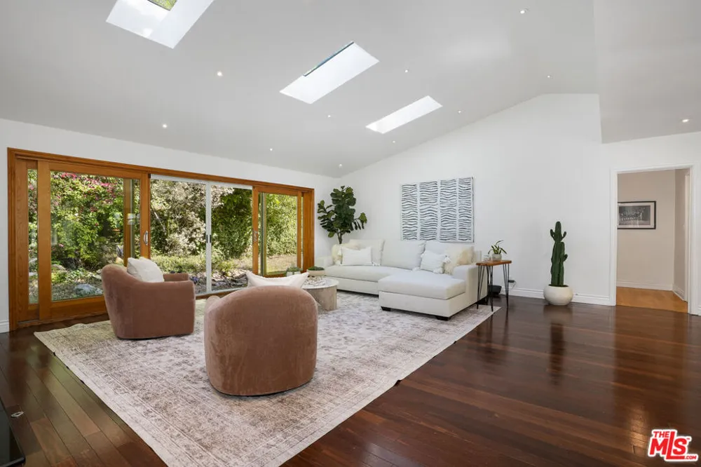 3452 Mandeville Canyon Road Los Angeles, CA 90049