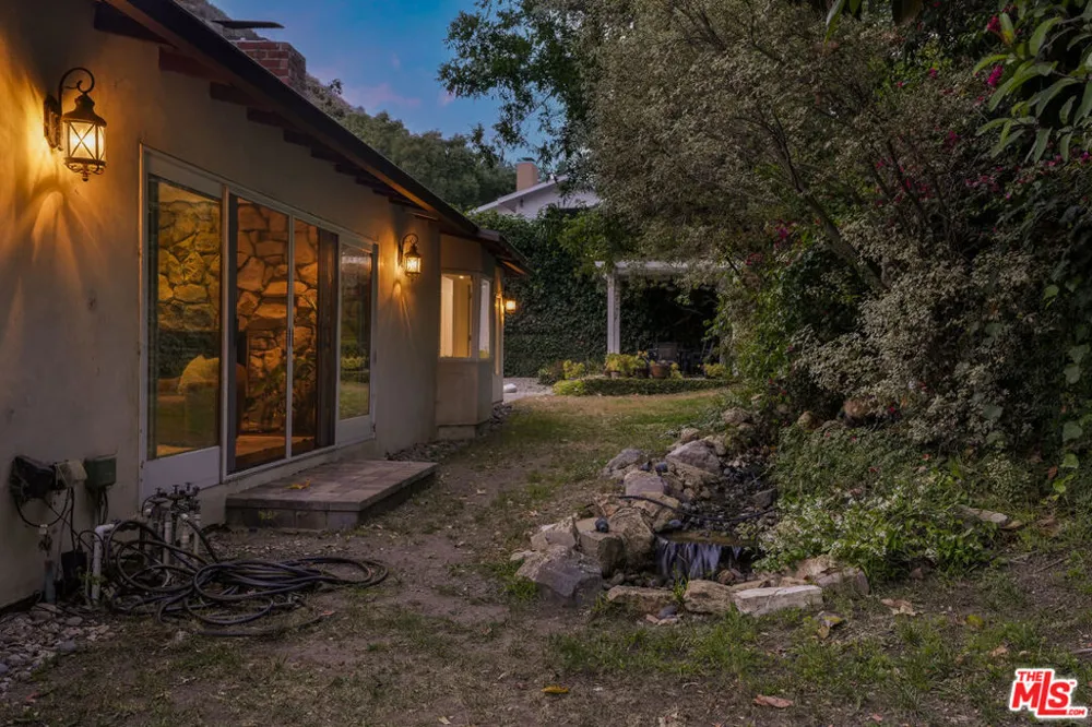 3452 Mandeville Canyon Road Los Angeles, CA 90049