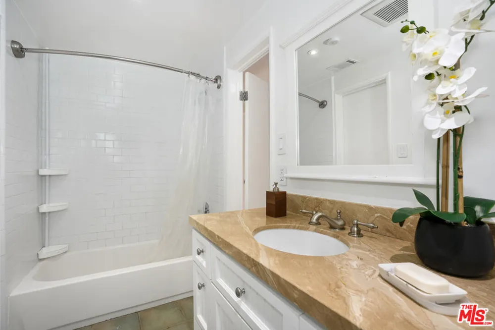 3452 Mandeville Canyon Road Los Angeles, CA 90049