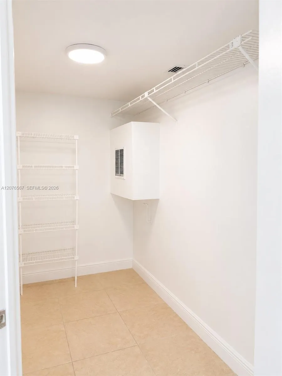 8290 Lake Dr #445 Doral, FL 33166
