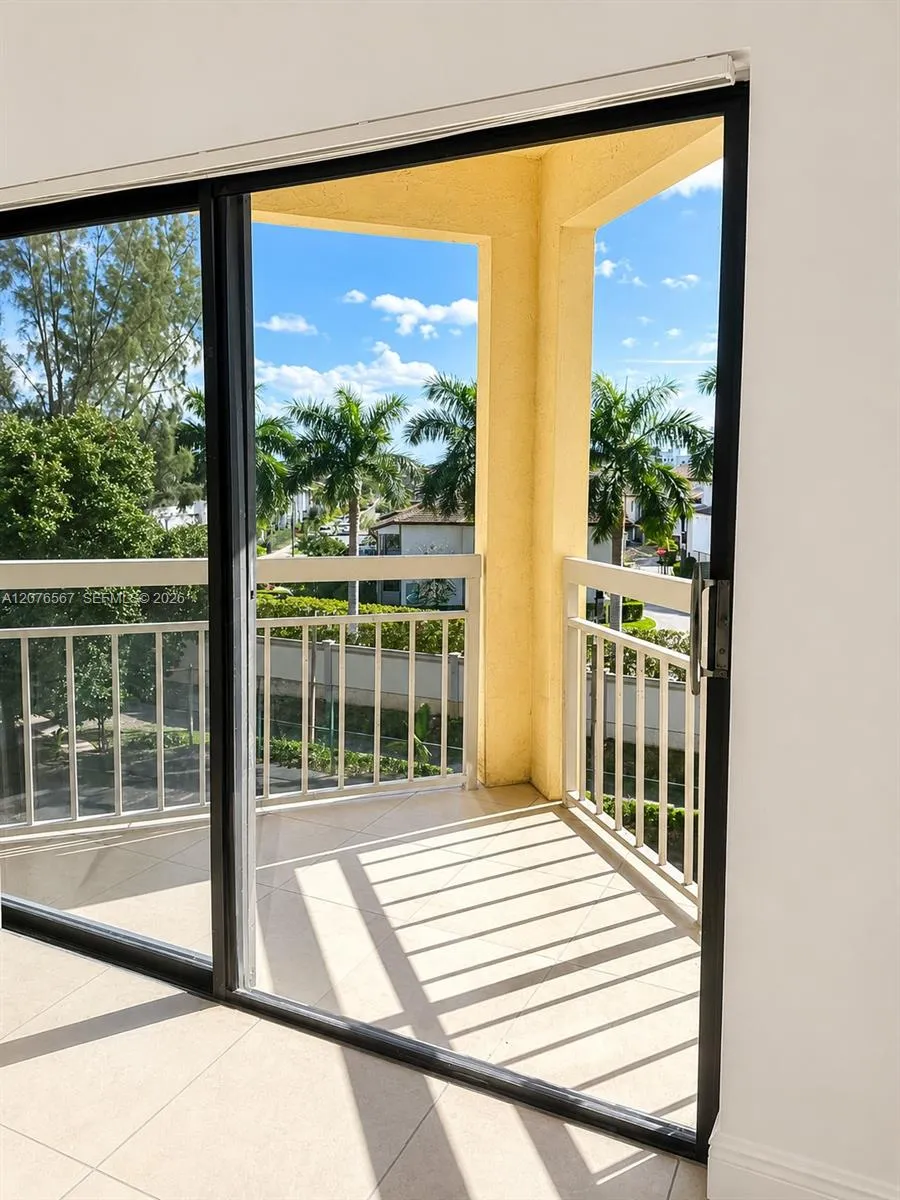 8290 Lake Dr #445 Doral, FL 33166