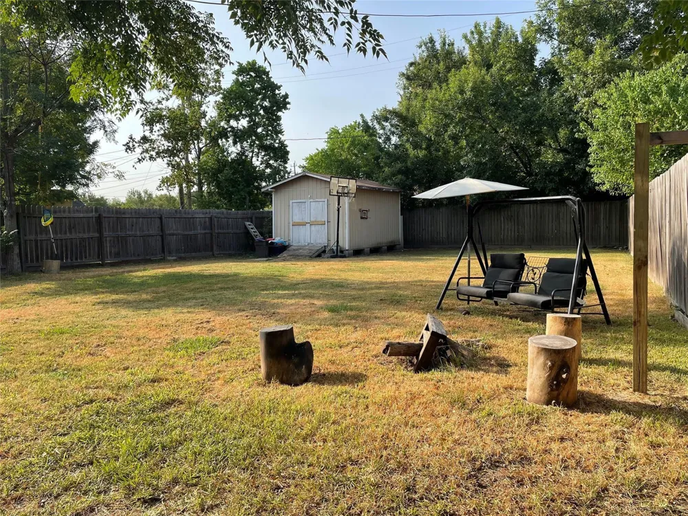 119 E Cleveland Street Baytown, TX 77520