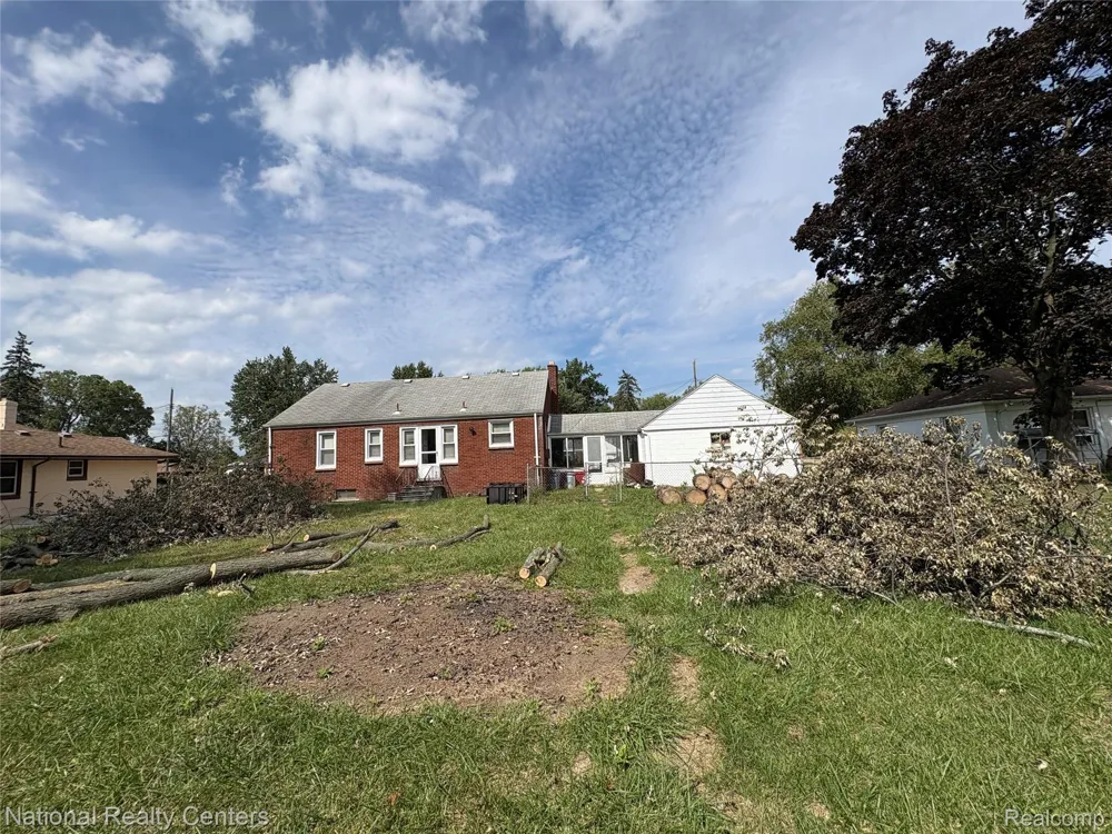 17545 Louise Street Southfield City, MI 48075