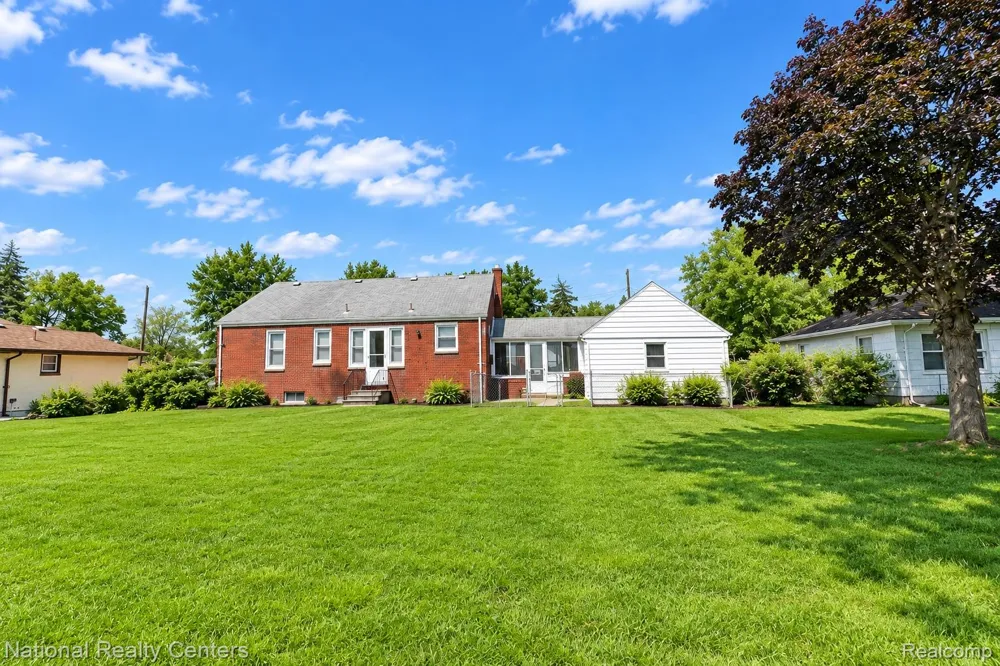 17545 Louise Street Southfield City, MI 48075