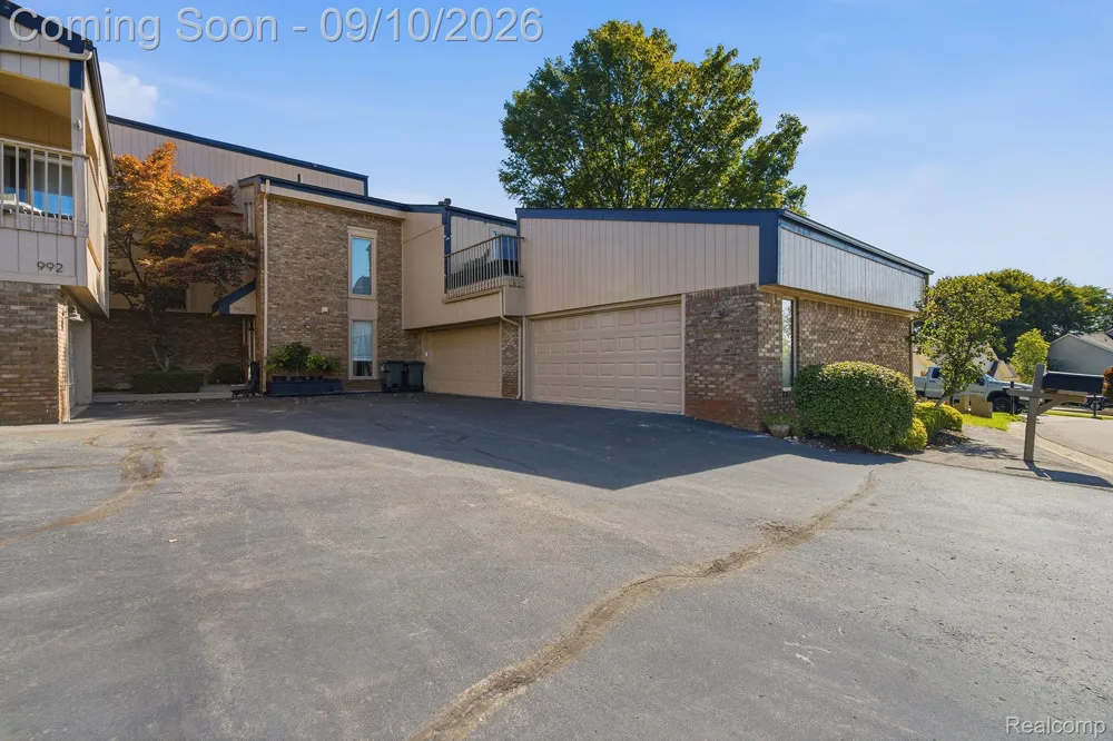 988 Golfview Court Rochester Hills City, MI 48307
