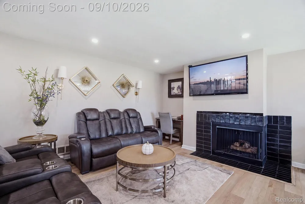 988 Golfview Court Rochester Hills City, MI 48307