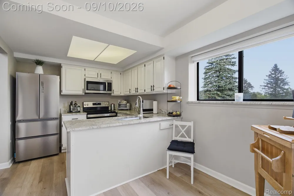 988 Golfview Court Rochester Hills City, MI 48307