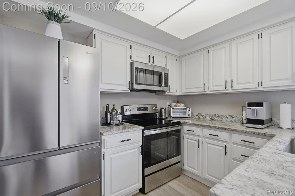 988 Golfview Court Rochester Hills City, MI 48307