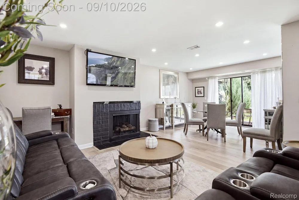 988 Golfview Court Rochester Hills City, MI 48307